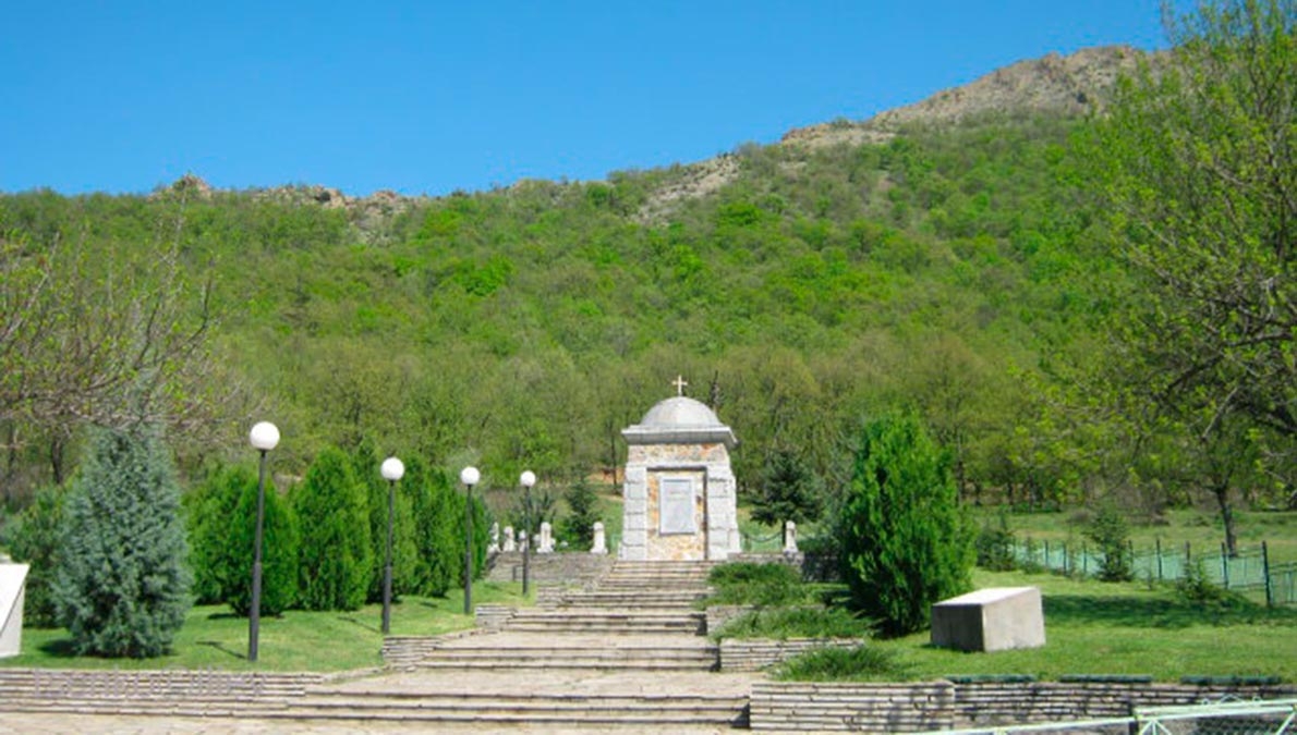 Тракийски мемориален комплекс. Параклис „Св. Петка Българска“. Паметник-символ „Тракия без граници“