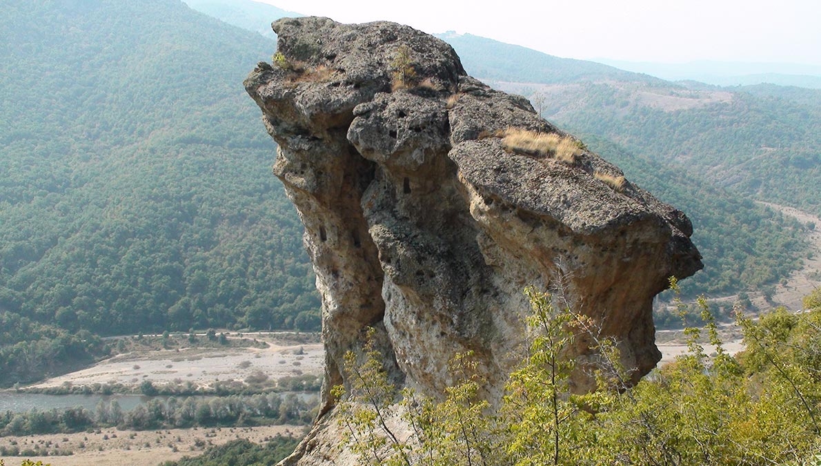 Тракийски скални ниши – „Хамбаркая“, с. Горно поле, м. Хамбар кая