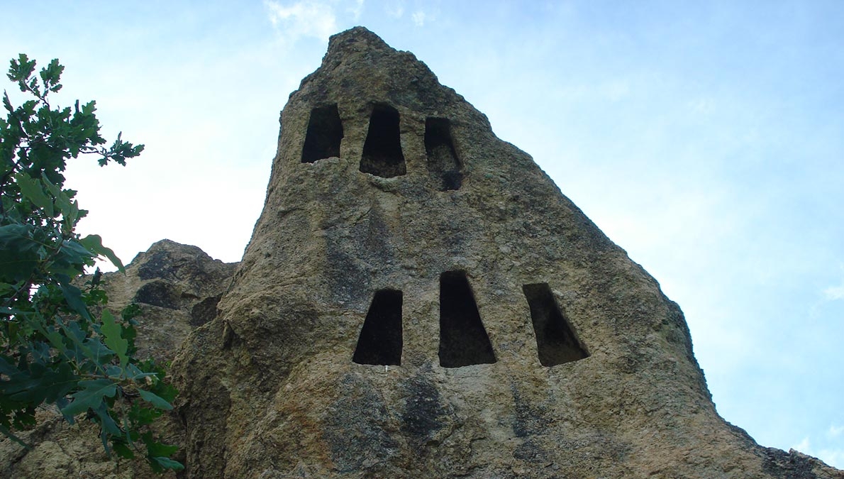 Thracian rock cult complex Altan Tepe and Late Antiquity fortress in the Hisarya locality