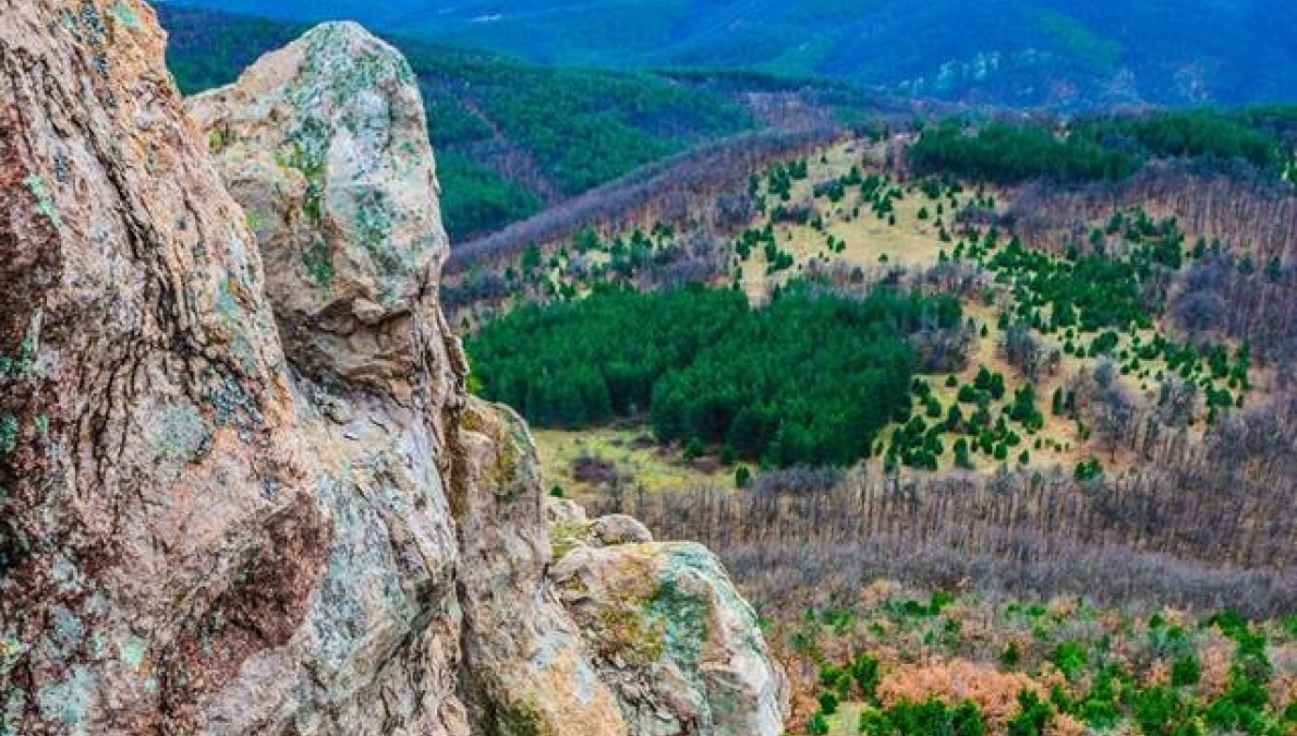 The Mirror Rock natural monument, the land pertaining to the village of Bryastovo