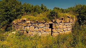 Калето Сърница – стени на тракийска, късноантична и средновековна крепост със сигнална кула