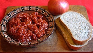 Λιουτενίτσα του Σταμπολόβο (σάλτσα ντομάτας)